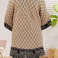 Poncho / Châle à franges, coupe large, inscription 'Fashion', bordure à franges, vue de dos, coloris : marron