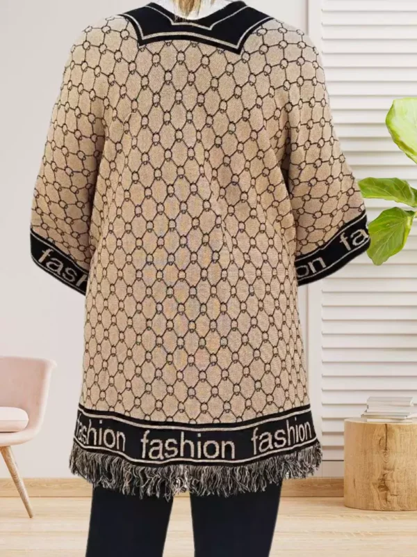 poncho-chale-a-franges-marron-ds Poncho / Châle à franges, coupe large, inscription 'Fashion', bordure à franges, vue de dos, coloris : marron