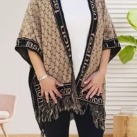 Poncho / Châle à franges, coupe large, inscription 'Fashion', bordure à franges, vue de face, coloris : marron