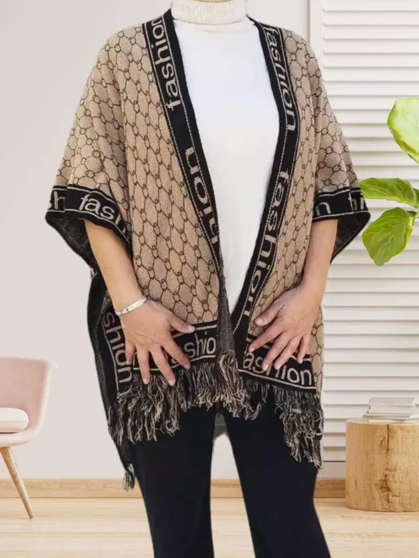 poncho-chale-a-franges-marron-dv Poncho / Châle à franges, coupe large, inscription 'Fashion', bordure à franges, vue de face, coloris : marron