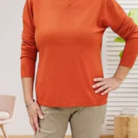 Pull fin col roulé, manches longues, matière douce et légère, vue de face, coloris : orange