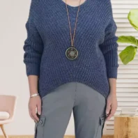 Pull incurvé avec collier, col en V, manches longues, design asymétrique, collier offert, vue de face, coloris : bleu
