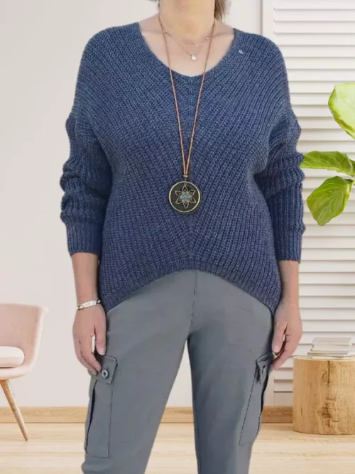Pull incurvé avec collier, col en V, manches longues, design asymétrique, collier offert, vue de face, coloris : bleu