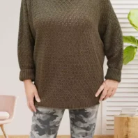 Pull nid d'abeille, manches longues chauve-souris, col arrondi, motif nid d'abeille, vue de face, coloris : kaki