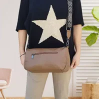 Sac forme allongée à bandoulière femme marron vue dos