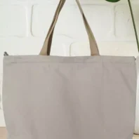 Maxi sac fourre-tout motif capitales gris clair femme vue dos
