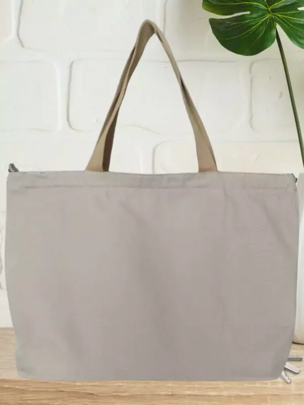 maxi-sac-fourre-tout-motif-capitales-gris-clair-ds Maxi sac fourre-tout motif capitales gris clair femme vue dos