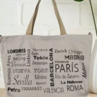 Maxi sac fourre-tout motif capitales gris clair femme vue devant