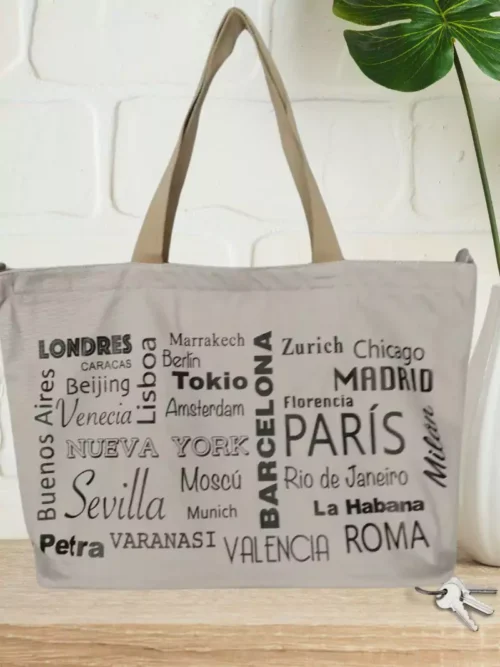 Maxi sac fourre-tout motif capitales gris clair femme vue devant