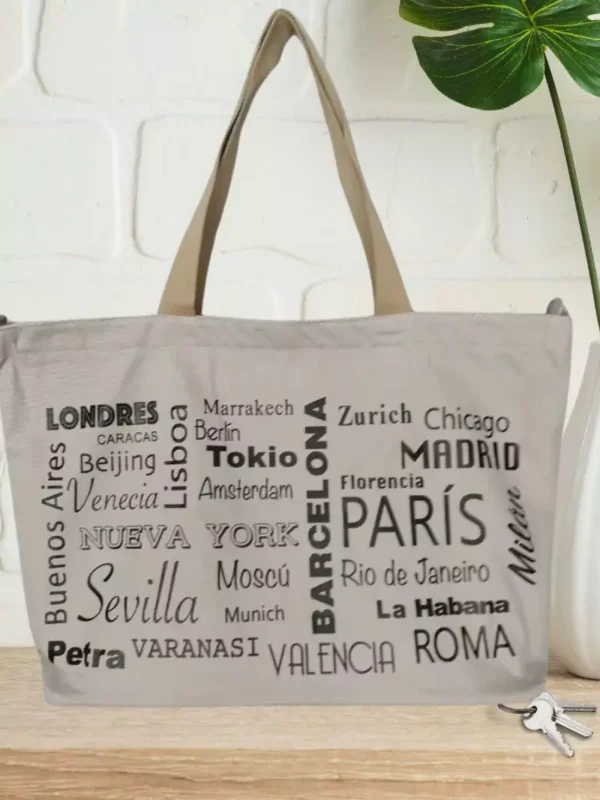 Maxi sac fourre-tout motif capitales gris clair femme vue devant