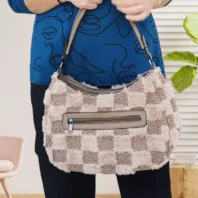 Sac à main à damiers beige femme vue dos