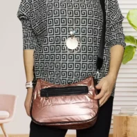 Sac à main matelassé rose poudrée vue dos en bandoulière