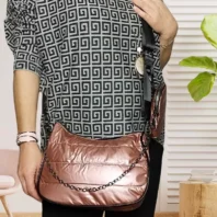 Sac à main matelassé rose poudrée vue devant en bandoulière