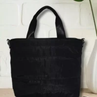 Sac matelassé noir femme vue dos