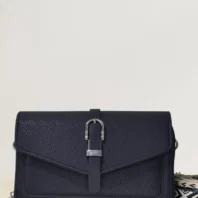 Sac pochette à rabat bleu marine vue de face