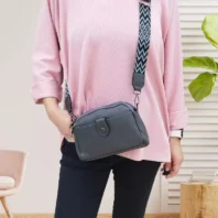 Sac porte téléphone sangle bicolore gris foncé femme vue devant