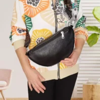 Sac banane tressé noir femme vue dos