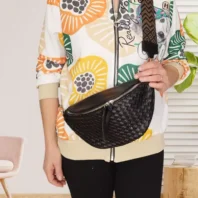 Sac banane tressé noir femme vue devant