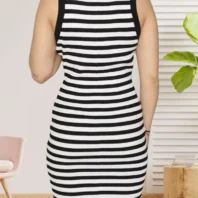 Robe à rayures sans manches noir et blanc, col rond, cœur brodé rouge sur la poitrine, tissu extensible en viscose et polyester, vue dos