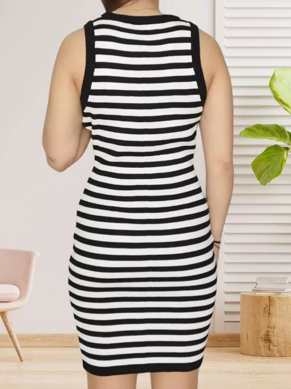robe-a-rayures-sans-manches-noir-et-blanc-ds Robe à rayures sans manches noir et blanc, col rond, cœur brodé rouge sur la poitrine, tissu extensible en viscose et polyester, vue dos
