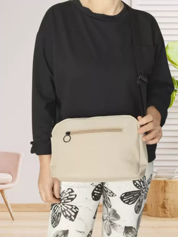 sac-a-bandouliere-reglable-beige-clair-ds Sac à bandoulière réglable beige clair femme vue dos