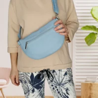 Sac banane sangle assortie bleu clair femme vue dos