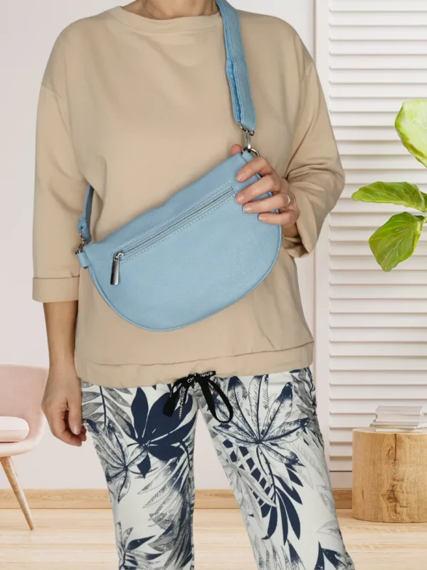 sac-banane-sangle-assorti-bleu-clair-ds Sac banane sangle assortie bleu clair femme vue dos