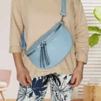 Sac banane sangle assortie bleu clair femme vue devant