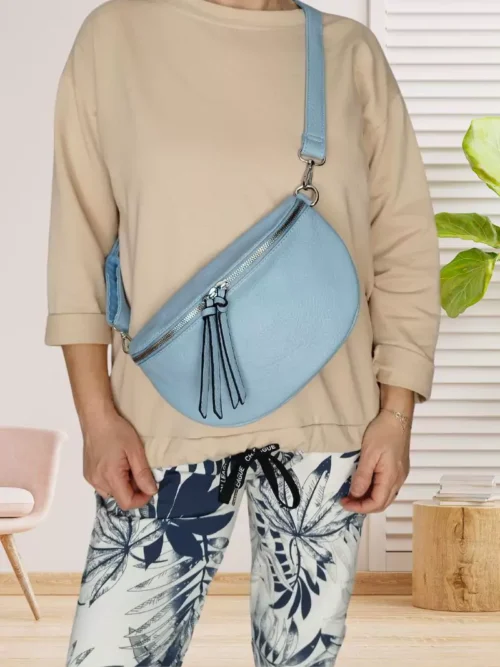 Sac banane sangle assortie bleu clair femme vue devant