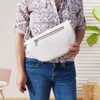 Sac banane à sangle bicolore beige clair femme vue dos