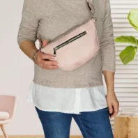 Sac banane clouté rose poudrée femme vue dos