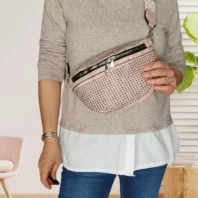Sac banane clouté rose poudrée femme vue devant