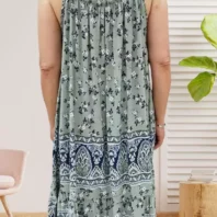 Robe à fines bretelles kaki à motifs, fluide et légère, coupe ajustable et encolure élastiquée, vue dos