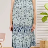 Robe à fines bretelles kaki à motifs, fluide et légère, coupe ajustable et encolure élastiquée, vue devant.