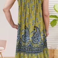 Robe à fines bretelles vert olive à motifs, fluide et légère, coupe ajustable et encolure élastiquée. Taille unique du 38 au 42 vue dos