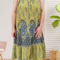 Robe à fines bretelles vert olive à motifs, fluide et légère, coupe ajustable et encolure élastiquée. Taille unique du 38 au 42, vue devant