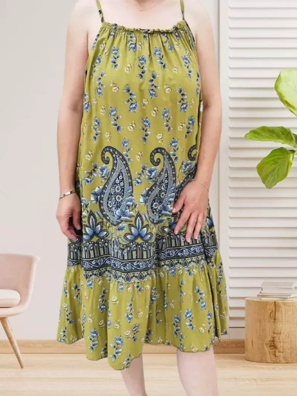 robe-a-fines-bretelles-vert-olive-dv Robe à fines bretelles vert olive à motifs, fluide et légère, coupe ajustable et encolure élastiquée. Taille unique du 38 au 42, vue devant