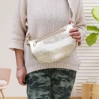 Sac banane irisé doré femme vue dos