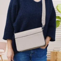 Sac à bandoulière avec rabat beige femme vue de dos