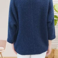 Pull en mailles douces, col en V, manches 3/4, coupe incurvée moderne, vue de dos, coloris : bleu foncé