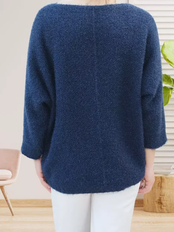 pull-en-maille-douces-bleu-fonce-ds Pull en mailles douces, col en V, manches 3/4, coupe incurvée moderne, vue de dos, coloris : bleu foncé