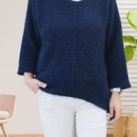 Pull en mailles douces, col en V, manches 3/4, coupe incurvée moderne, vue de face, coloris : bleu foncé