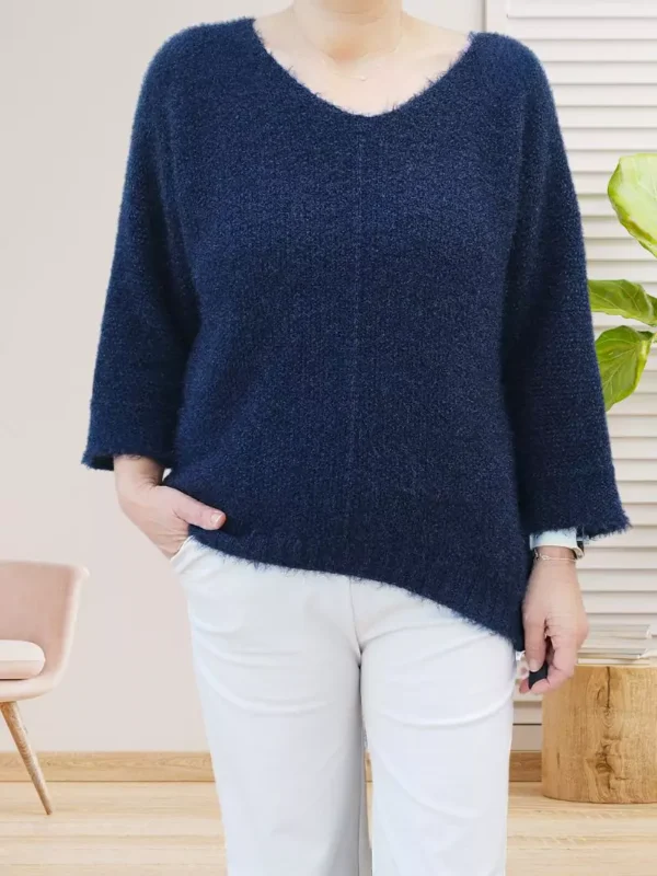 pull-en-maille-douces-bleu-fonce-dv Pull en mailles douces, col en V, manches 3/4, coupe incurvée moderne, vue de face, coloris : bleu foncé