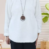 Pull en maille peluche, col rond, manches longues, collier offert, vue de face, coloris : blanc
