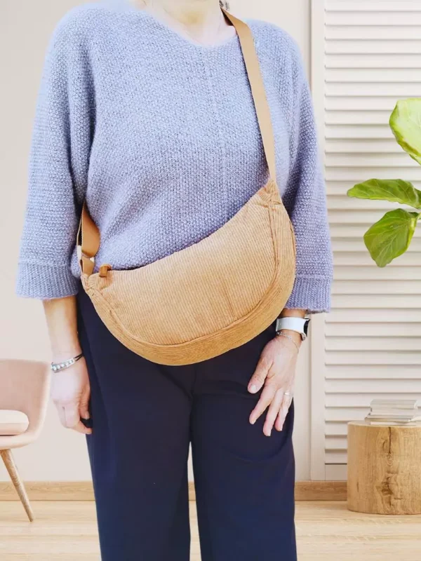 Sac à bandoulière demi lune camel femme vue dos