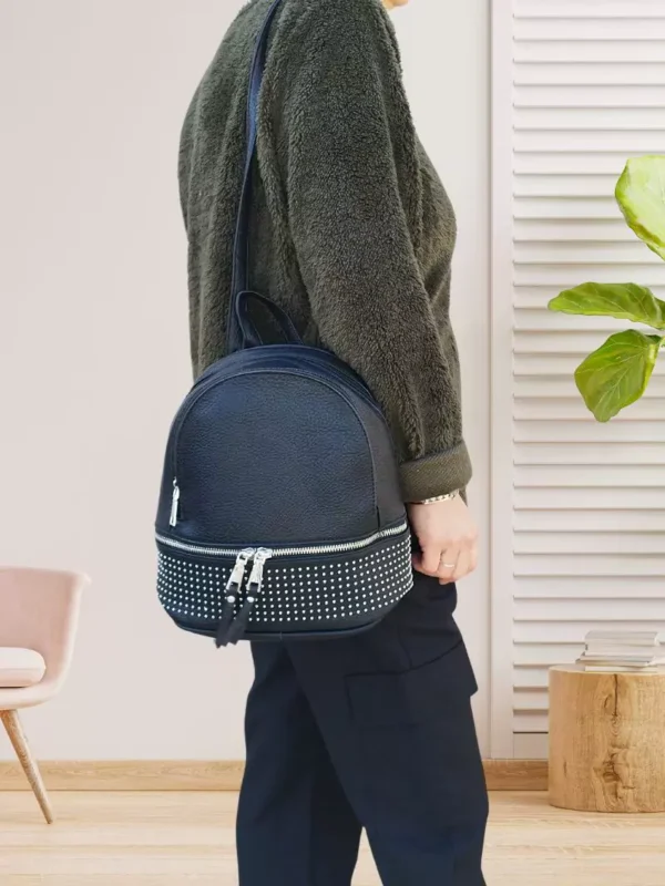 Sac à dos à clou noir femme porté épaule