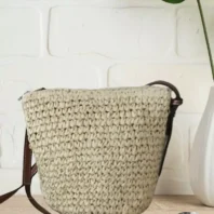 Sac tressé forme seau beige clair femme