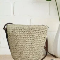 Sac tressé forme seau beige clair femme