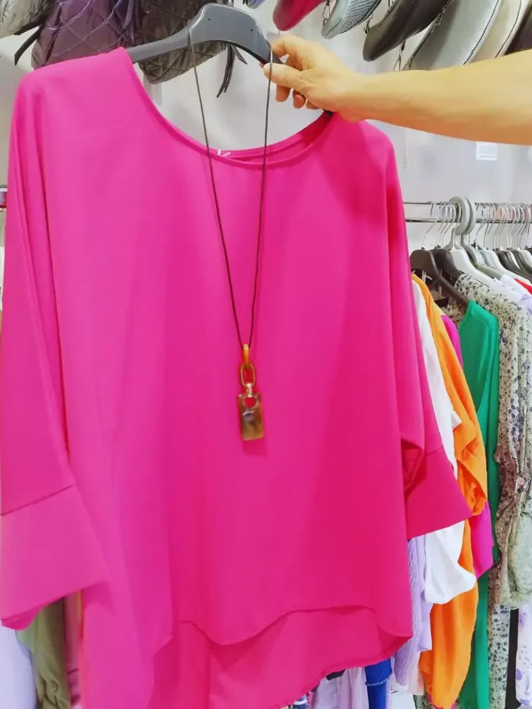 Choix vêtement femme dans le showroom privé