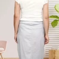 jupe courte droite gris clair pour femme vue de dos